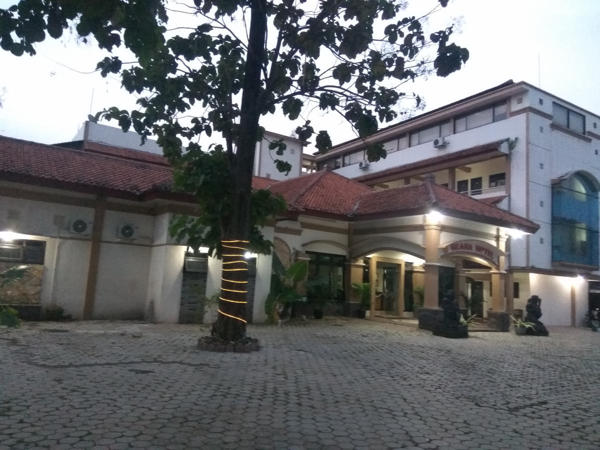Graha Hotel Sragen Bagian luar foto
